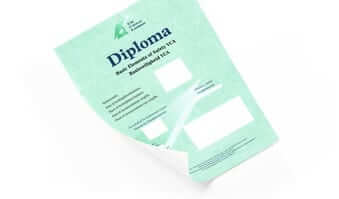 Een gekanteld groen diploma certificaat met verschillende lege witte secties en tekst in het zwart. Het document bevat decoratieve elementen en heeft een gevouwen hoek op een witte achtergrond.