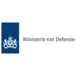 Het logo van het Nederlandse Ministerie van Defensie bestaat uit een blauwe rechthoek met een wit embleem van een gekroonde leeuw. De Nederlandse tekst ernaast luidt Ministerie van Defensie, aangevuld met een Opleidingsoverzicht om opleidingstrajecten binnen het ministerie te begeleiden.