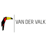 Het logo toont een gestileerde toekan met een geel-rode snavel links van een dunne verticale lijn, vergezeld door de tekst Van der Valk in hoofdletters. Het is een elegant ontwerp dat moeiteloos uw opleidingsoverzicht-materialen aanvult.